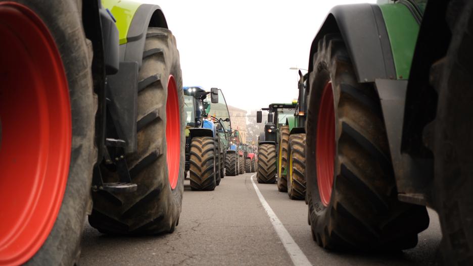 Dos filas de tractores recorren las calles de Toledo, durante la manifestación de agricultores y ganaderos, en Toledo /Castilla-La Mancha (España), a 4 de febrero de 2020.
04 febrero 2020, MANIFESTACIÓN, AGRICULTURA, GANADERÍA, CAMPO, 
Rey Sotolongo / Europa Press
(Foto de ARCHIVO)
04/2/2020