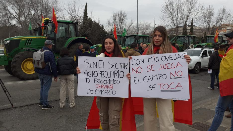 Imagen de algunas de las jóvenes agricultores que protestan en la movilización de Ciudad Real