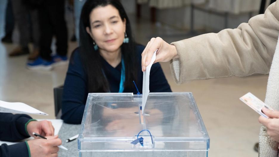 Una persona ejerce su derecho a voto, en el Centro Galego de Arte Contemporáneo (CGAC), a 18 de febrero de 2024, en Santiago de Compostela, A Coruña, Galicia (España). Todos los gallegos han sido llamados a las urnas hoy, 18 de febrero, para elegir a su nuevo presidente autonómico para los próximos cuatro años. Hay 75 escaños en juego, por lo que los candidatos de los diferentes partidos deben alcanzar una mayoría absoluta de 38 escaños para hacerse con la Presidencia.
18 FEBRERO 2024;ELECCIONES;VOTO;VOTACIONES;AUTONÓMICAS;GALLEGAS;18F
César Arxina / Europa Press
18/2/2024