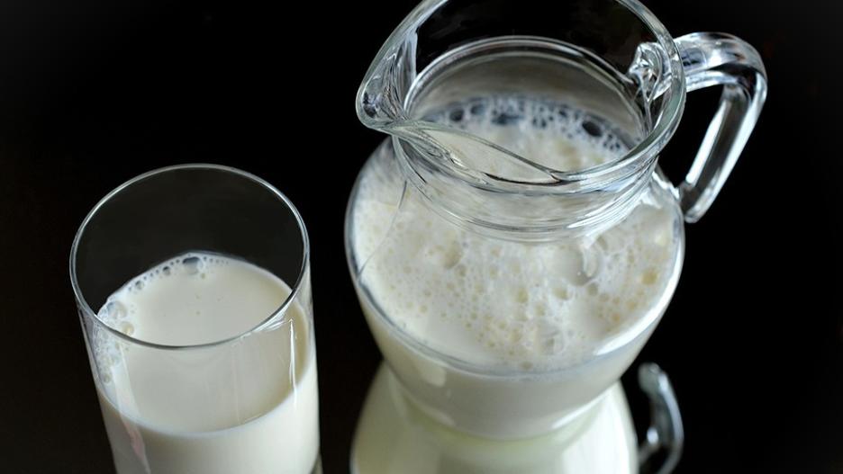 La lactosa es el azúcar que contiene la leche (de vaca, oveja, cabra, humana…), aunque también está presente en una gran cantidad de productos de consumo diario.