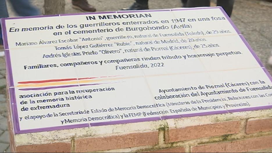 Placa en honor a Mariano Álvarez que el Ayuntamiento de Fuensalida quiere retirar.