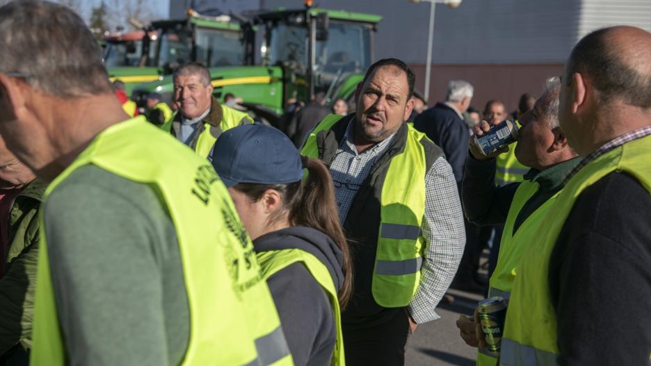 Agricultores cortan el tráfico en la A-41 durante la décimosexta jornada de protestas de los tractores en las carreteras españolas, a 21 de febrero de 2024, en Ciudad Real.