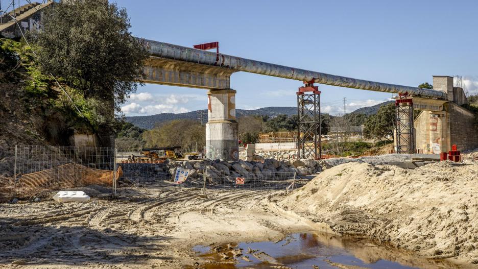 Aldea del Fresno (Madrid), 02/03/2024.- El paso de la conducción Picadas-Toledo, inmerso en obras de reconstrucción.
