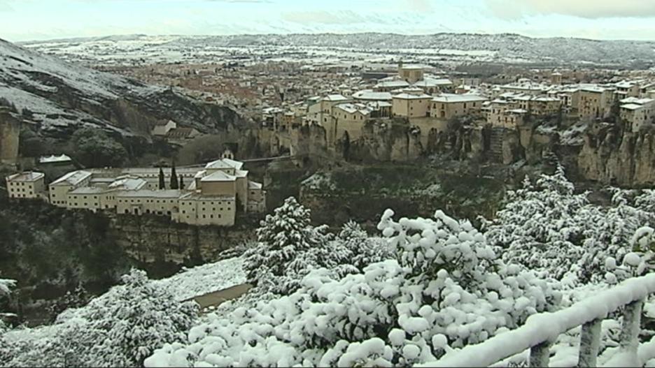 La nieve tiñe de blanco la Serranía Alta de Cuenca y aparece por primera vez en la capital.