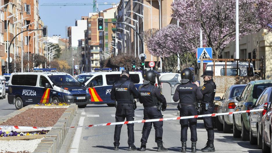 Fotografía del dispositivo policial frente a la casa de un hombre se ha atrincherado en con un arma de fuego este martes, en Albacete (Castilla-La Mancha).