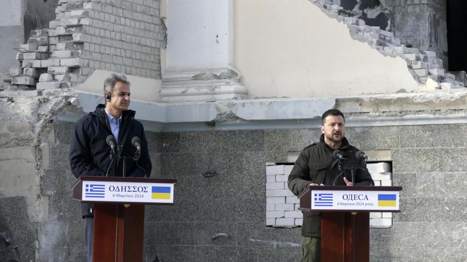 Odesa (Ukraine), 06/03/2024.- Ukrainian President Volodymyr Zelensky (R) and Greek Prime Minister Kyriakos Mitsotakis (L) attend a joint press conference near the damaged by Russian shelling 'Transfiguration Cathedral', following their meeting in the southern Ukrainian city of Odesa, 06 March 2024. The Greek prime minister arrived in Odesa to meet with top Ukrainian officials amid the Russian invasion. (Grecia, Rusia, Ucrania) EFE/EPA/IGOR TKACHENKO