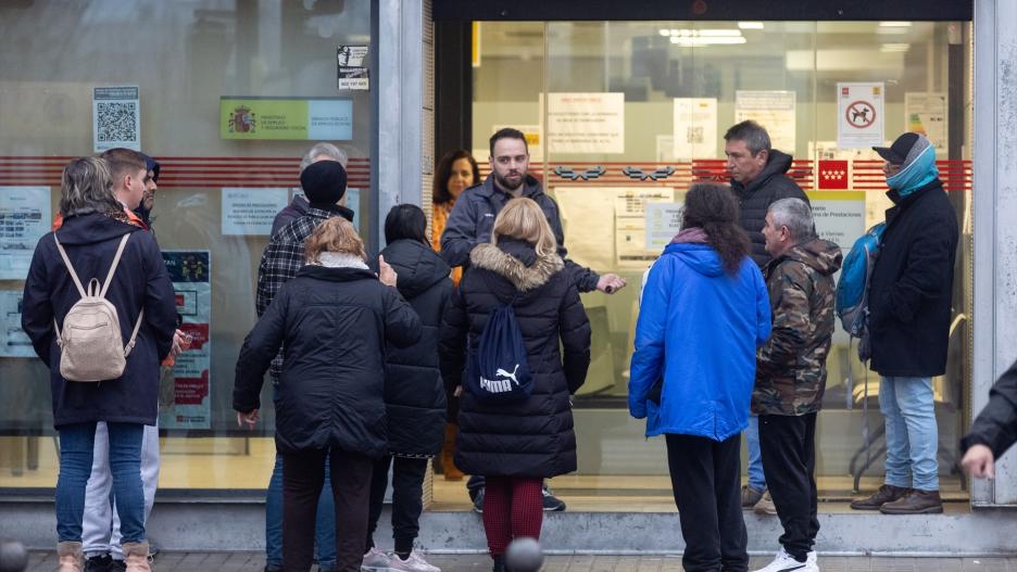 Varias personas esperan para entrar en una oficina del SEPE en Madrid