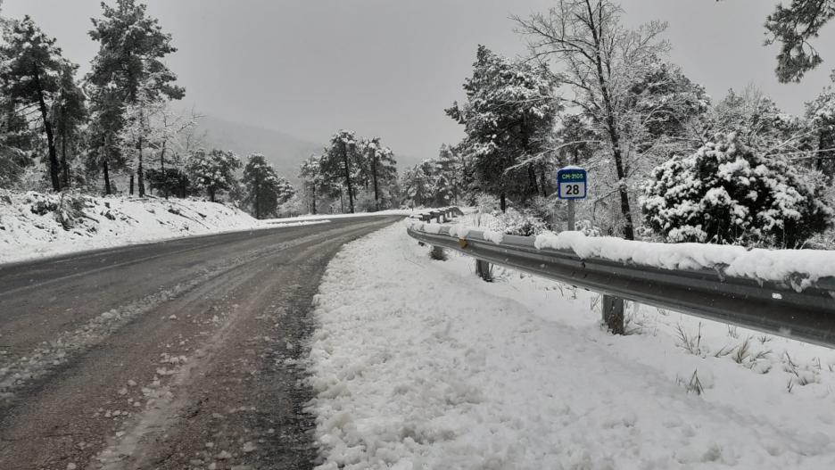 Nieve, este sábado, en la carretera de acceso a la ciudad encantada y el río Cuervo