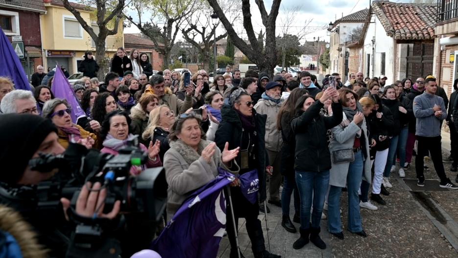 Decenas de personas protestan en el centro de Fontanar, a 8 de marzo de 2024, en Fontanar, Guadalajara, Castilla-La Mancha (España).