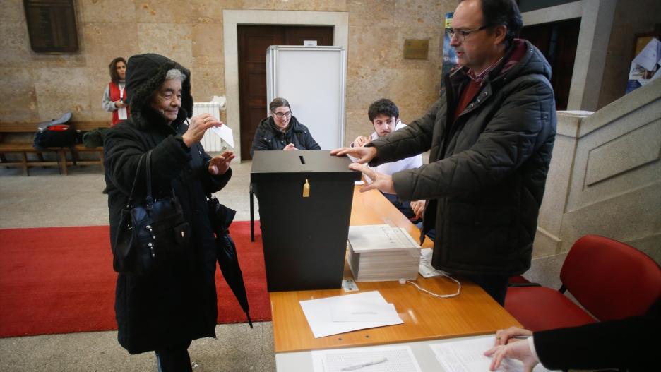 Una mujer ejerce su derecho a voto durante las votaciones a las elecciones parlamentarias de Portugal, en el Consejo Municipal de Montalegre, a 10 de marzo de 2024, en Montalegre, Vila Real (Portugal).