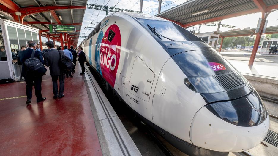 Un tren en el andén durante la inauguración de la línea de Ouigo entre Madrid, Albacete y Alicante, en la Estación de Madrid-Chamartín-Clara Campoamor, a 27 de abril de 2023, en Madrid (España). La operadora francesa de bajo coste Ouigo estrena la línea que une Madrid con Albacete y Alicante, una ruta que ya tiene también Renfe, con el AVE y su "low cost" Avlo, y a la que el próximo 2 de junio se incorporará Iryo, de la italiana Trenitalia. Con dos frecuencias diarias Ouigo calcula que cada semana usarán este servicio con Albacete y Alicante unas 28.000 personas en trenes con 509 plazas repartidas en dos alturas en unidad simple y con 1.018 en unidad múltiple.
27 ABRIL 2023;TRENES;ALTA VELOCIDAD
Alberto Ortega / Europa Press
(Foto de ARCHIVO)
27/4/2023