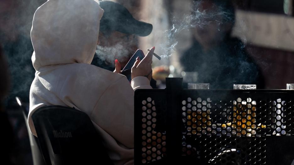Con este nuevo plan estaría prohibido fumar en las terrazas de bares y restaurantes.