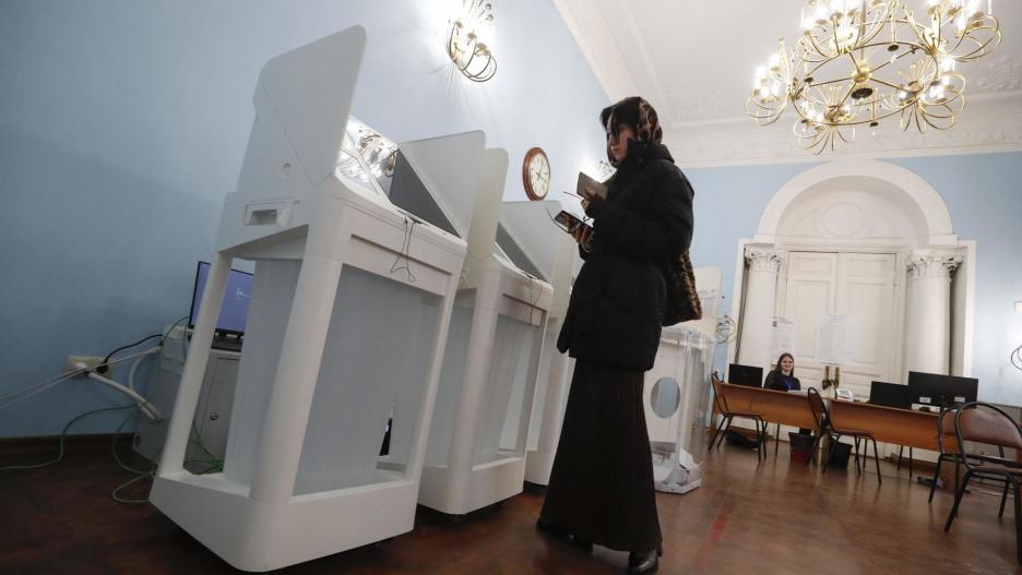 Moscow (Russian Federation), 15/03/2024.- A Russian woman casts her ballot during presidential elections in Moscow, Russia, 15 March 2024. The Federation Council has scheduled presidential elections for March 17, 2024. Voting will last three days: March 15, 16 and 17. Four candidates registered by the Central Election Commission of the Russian Federation are vying for the post of head of state: Leonid Slutsky, Nikolai Kharitonov, Vladislav Davankov and Vladimir Putin. (Elecciones, Rusia, Moscú) EFE/EPA/MAXIM SHIPENKOV