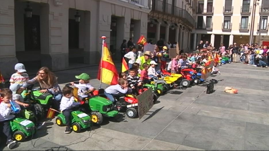 Una tractorada infantil recorre las calles de Guadalajara para defender la agricultura y el campo.