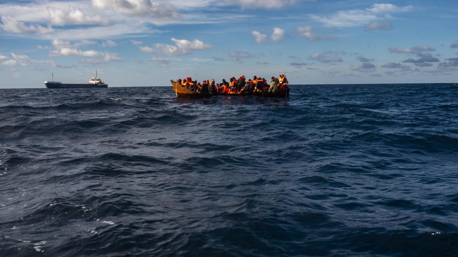 Voluntarios de Open Armas rescatan a varios migrantes en un cayuco, a 3 de enero de 2024, en el Mar Mediterráneo. 60 personas migrantes han sido rescatadas esta tarde por la tripulación del barco de la ONG Open Arms. Según la organización, el rescate se ha llevado a cabo justo cuando se avecina el mal tiempo en la zona. El Open Arms había desembarcado ya el pasado 31 de diciembre a 54 personas en el puerto romano de Civitavecchia al que fue enviado después de que las pésimas condiciones meteorológicas obligaran a las autoridades italianas a cambiar el primer puerto decidido, Génova, a cuatro días de navegación.
03 ENERO 2024;MIGRACIÓN;MIGRANTES;CRISIS MIGRATORIA;
Antonio Sempere / Europa Press
(Foto de ARCHIVO)
03/1/2024
