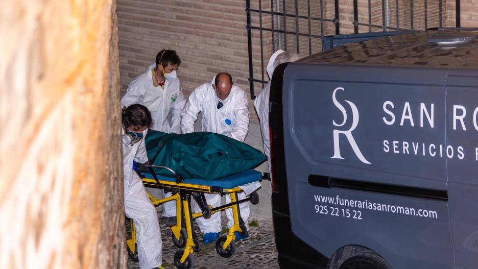 TOLEDO, 19/03/2024.- Miembros de los servicios funerarios trasportan uno de los cuatro cadáveres encontrados hoy martes en la calle Santa Leocadia de Toledo, localizados en una vivienda de la capital. EFE/Ángeles Visdómine.