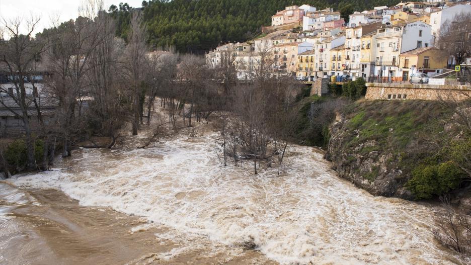 El río Júcar a su paso por Cuenca, Castilla-La Mancha, (España), a 10 de febrero de 2021. Las precipitaciones de los últimos días, junto al agua acumulada en el pantano de La Toba como consecuencia del deshielo provocado por 'Filomena', ha hecho que el aforo de dicha presa llegue, según los datos de la Confederación Hidrográfica del Júcar, hasta los 10 hectómetros cúbicos, su capacidad total, lo que ha provocado que se tenga que desembalsar agua y precintar las zonas cercanas a la ribera como medida de seguridad. Desde este miércoles por la mañana el cúmulo de este desembalse unido a las lluvias de los últimos días ha provocado que, el Júcar, a su paso por la capital, vea aumentado su caudal, hasta los 96 metros cúbicos por segundo.
10 FEBRERO 202110 FEBRERO 2021;RÍO;LLUVIAS;NATURALEZA;TEMPORAL;INVIERNO
Lola Pineda / Europa Press
(Foto de ARCHIVO)
10/2/2021