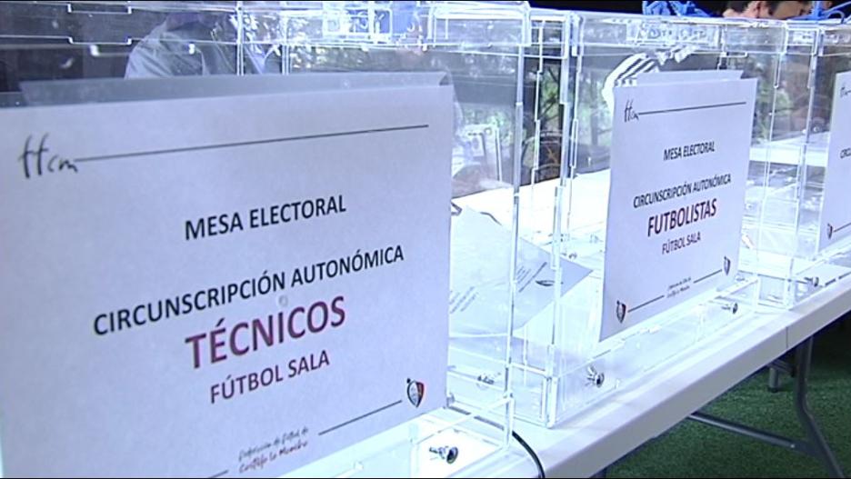 Mesa electoral en la sede de la FFCM en Cuenca.