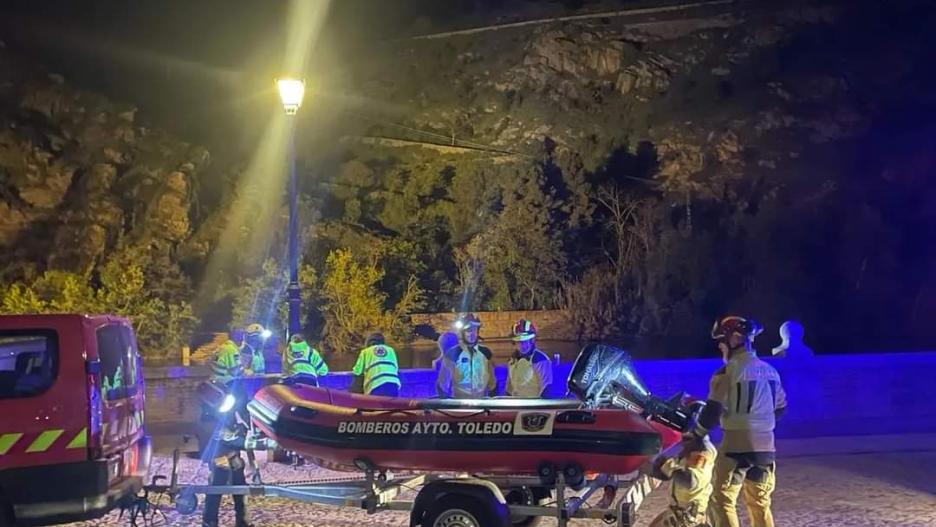 Imagen de los bomberos de Toledo durante el rescate en el Barco de Pasaje