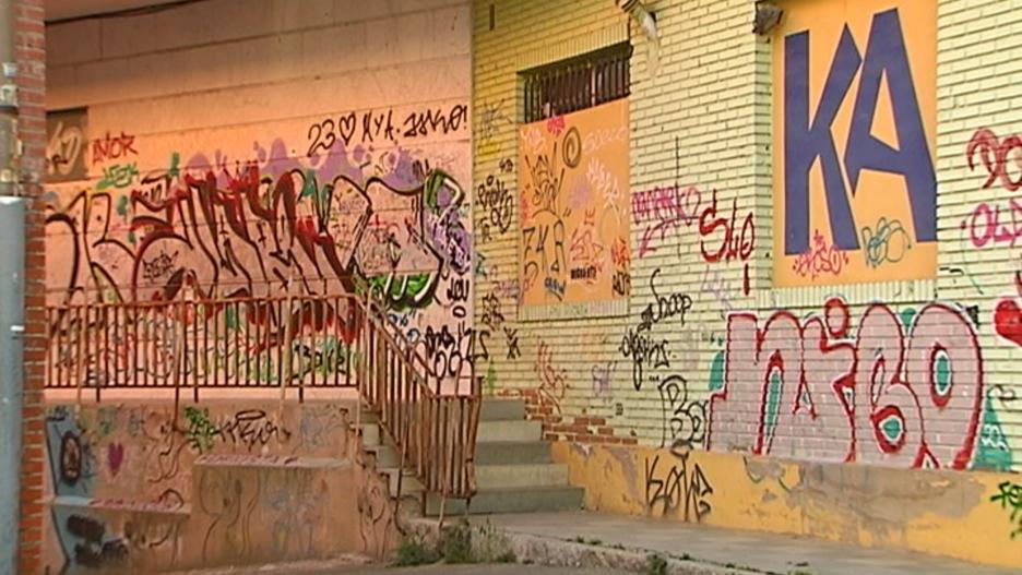 Imagen de una pared con grafitis en Cuenca