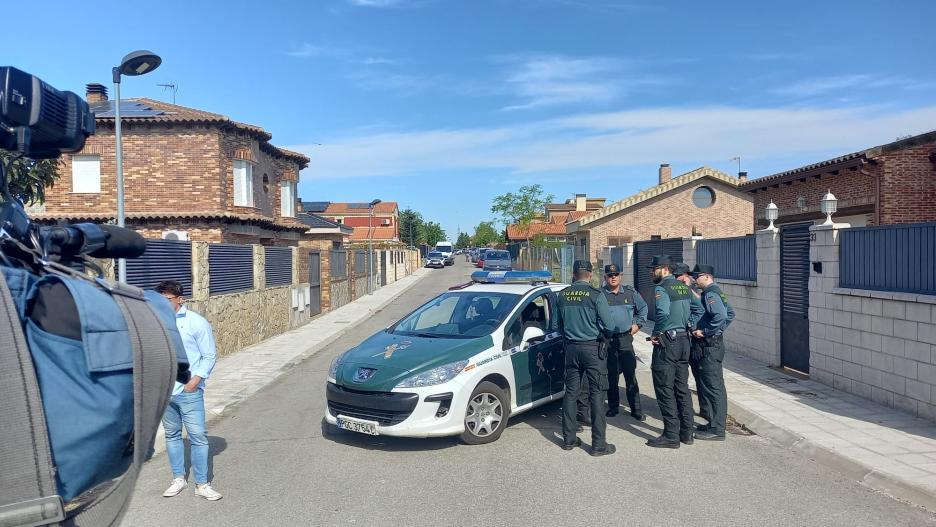 La Guardia Civil sigue practicando este lunes diligencias en la vivienda donde aparecieron tres cadáveres en una urbanización de Chiloeches