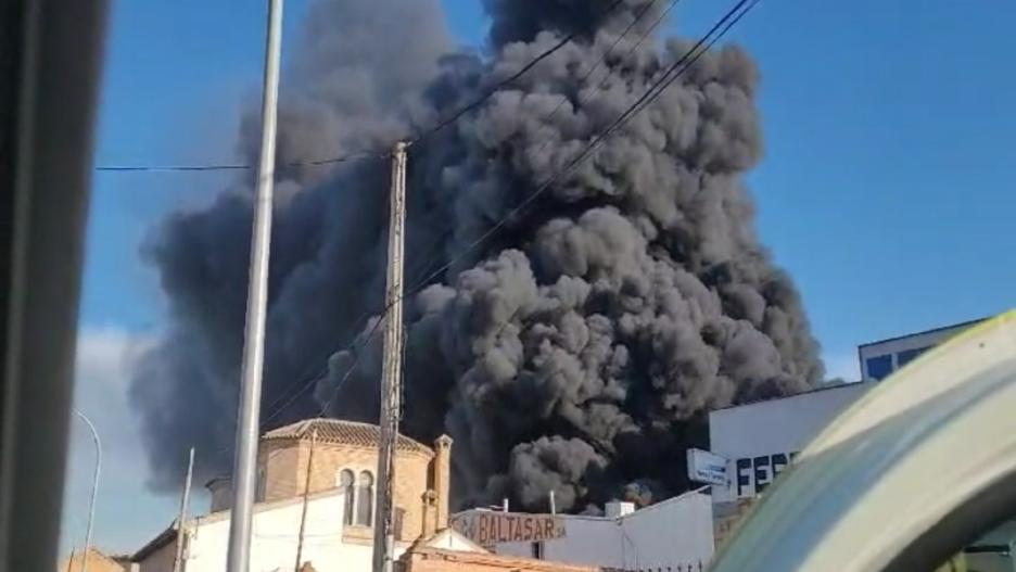 Se incendia una nave de plásticos en Madridejos (Toledo).