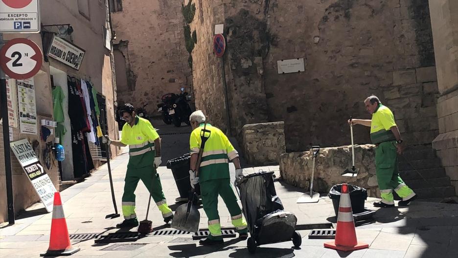 Operarios limpian las calles del centro de Cuenca.
