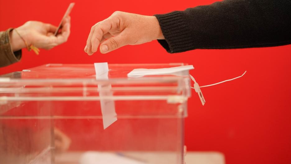 Una persona ejerce su derecho a voto en las elecciones autonómicas vascas.