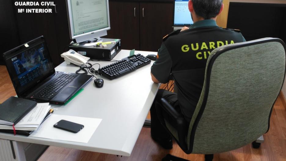 La Guardia Civil ha detenido a un vecino de Alcalá de Henares (Madrid) por un delito de intrusión informática y estafa a una empresa de Carballo (A Coruña).
GUARDIA CIVIL
(Foto de ARCHIVO)
29/6/2022