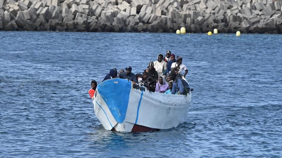 Varios migrantes llegan al puerto de La Restinga, a 4 de febrero de 2024, en El Hierro, Santa Cruz de Tenerife, Tenerife, Canarias (España). Salvamento Marítimo ha interceptado hoy domingo seis embarcaciones en las que viajaban 357 personas cuando iban navegando hacia las islas de Gran Canaria y El Hierro, si bien una de ellas se encontraba a la deriva, mientras que una séptima ha llegado por sus propios medios a Fuerteventura con 53 personas. Sumadas a las diez barcazas que se registraron ayer sábado, son un total de 1.035 las personas migrantes llegadas a las islas este fin de semana.
04 FEBRERO 2024;MIGRANTES;CAYUCOS;PATERAS;INMIGRACIÓN;BARCAZAS;CANARIAS;
Europa Press Canarias / Europa Press
(Foto de ARCHIVO)
04/2/2024