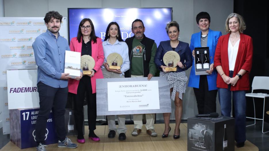 Agustina Ramírez ( en la imagen, quinta por la izquierda) ha recibido el segundo premio al emprendimiento de las mujeres rurales