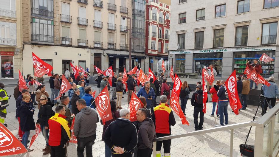 Decenas de sindicalistas y delegados de UGT Guadalajara se han concentrado en la Plaza de España de la capital con motivo del Día de la Seguridad y la Salud en el Trabajo.