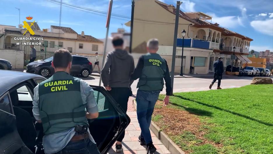 La Guardia Civil ha detenido a 102 personas en toda España a las que se les atribuye la estafa de más de 850.000 euros a 238 víctimas a través de la estafa del 'hijo en apuros'.
GUARDIA CIVIL
30/4/2024