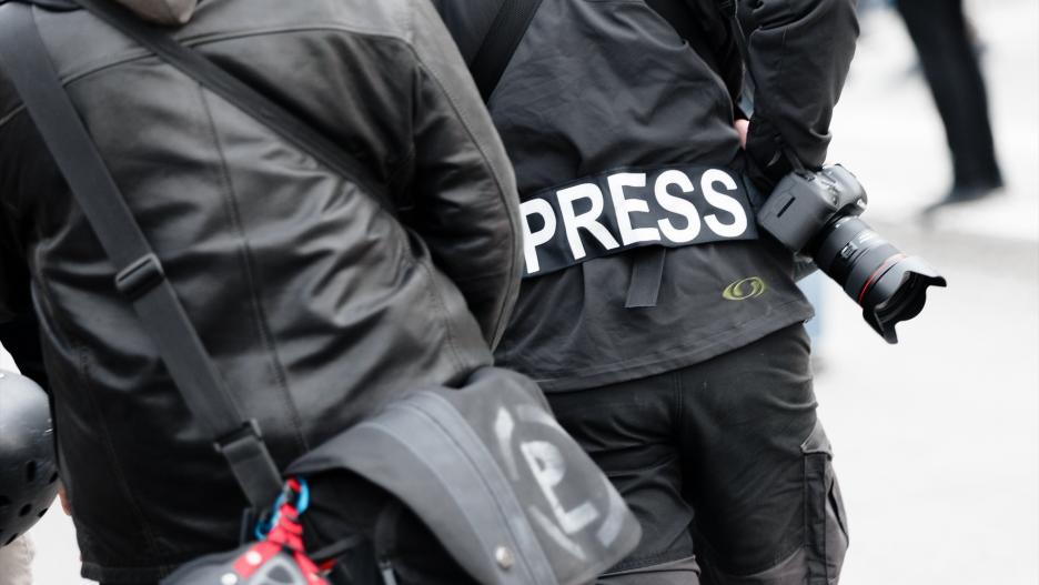 FILED - 01 May 2017, Hamburg: A photojournalist wears a patch with the text "Press" on his jacket at a demonstration to identify himself as a journalist to police and demonstrators. There were more attacks on journalists in Germany in 2023 than in the previous year, the European Centre for Press and Media Freedom (ECPMF) has found. Photo: Markus Scholz/dpa
(Foto de ARCHIVO)
01/5/2017 ONLY FOR USE IN SPAIN