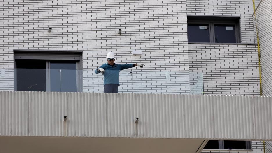 Un hombre trabaja en una obra, a 10 de febrero de 2022, en Madrid (España). La reciente aprobación de la reforma laboral trae consigo modificaciones. Una de ellas afectará a los trabajadores de la construcción. En concreto, unos 280.000 empleados que tengan por objeto tareas o servicios cuya finalidad y resultado estén vinculados a obras de construcción tendrán la consideración de contratos indefinidos. Un cambio que podría bajar la tasa de temporalidad de España en casi dos puntos hasta el 23%.
10 FEBRERO 2022;CONSTRUCCIÓN;REFORMA LABORAL;OBREROS;OBRAS
Eduardo Parra / Europa Press
(Foto de ARCHIVO)
10/2/2022