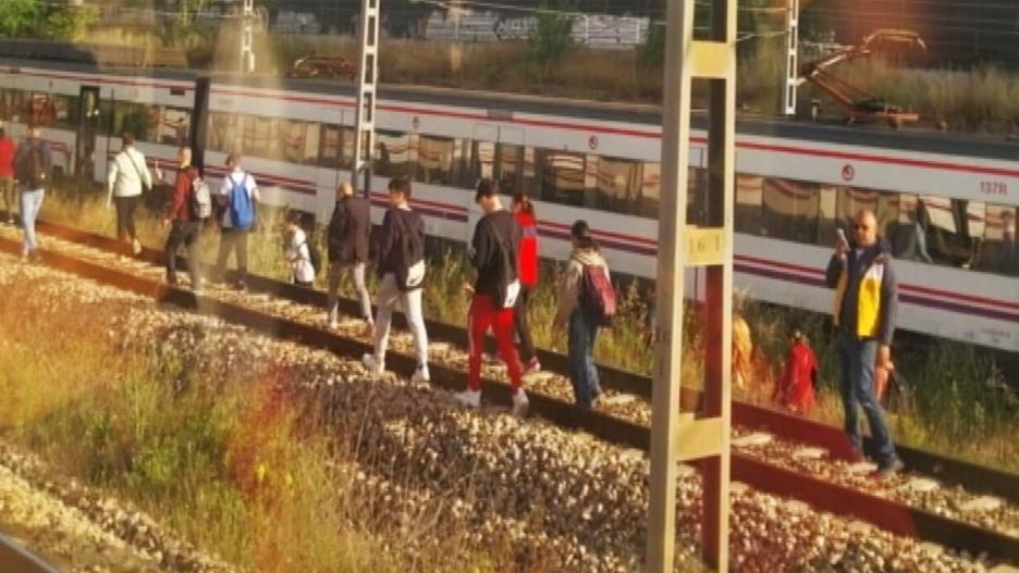 Imagen de los pasajeros caminando a pie hacia la estación de Atocha