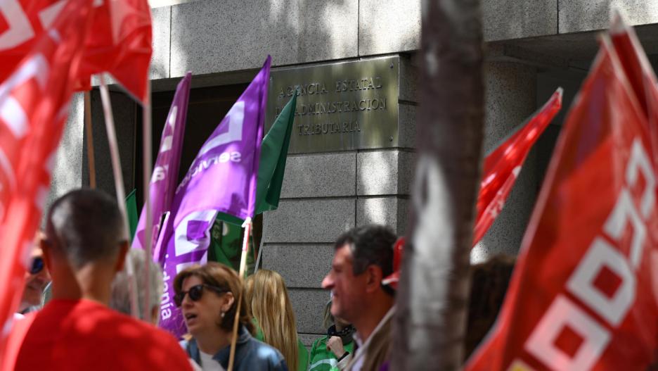 MADRID, 08/05/2024.- Un momento de la concentración que los trabajadores de Hacienda llevan a cabo este miércoles ante la sede de la Agencia Estatal de la Administración Tributaria, en Madrid. EFE/ Fernando Villar