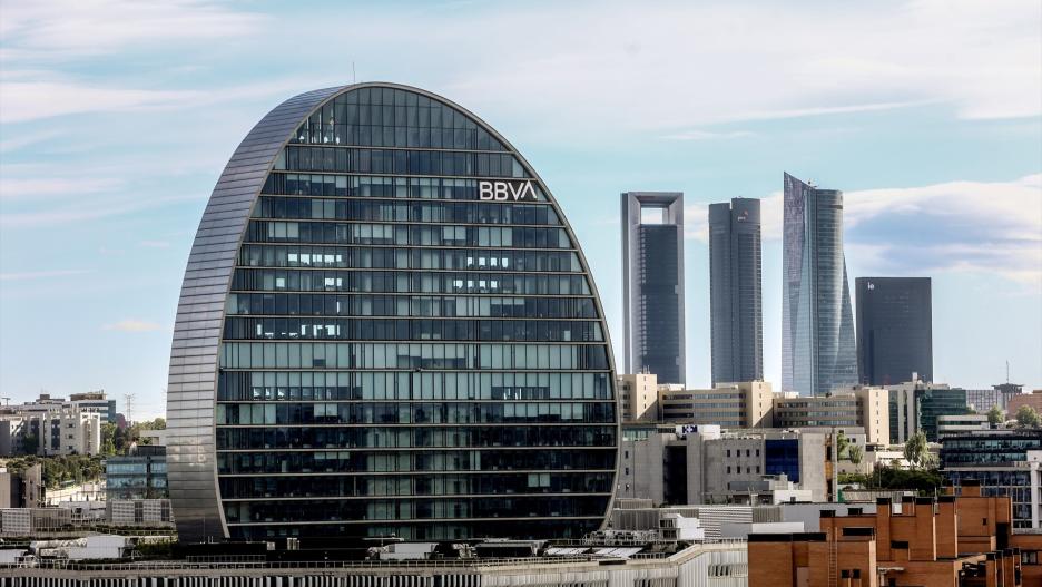 Fachada del edificio ‘La Vela’, en la ciudad del BBVA, a 30 de abril de 2024, en Madrid (España). BBVA está estudiando una posible fusión con Banco Sabadell y ha contratado a varios asesores para analizar la operación, según ha informado el banco en un comunicado remitido a la Comisión Nacional del Mercado de Valores (CNMV). De su lado, Banco Sabadell ha reconocido que ha recibido la propuesta y que está estudiándola.
30 ABRIL 2024;VELA;LA VELA;EDIFICIO;FACHADA;BBVA;BANCO;FINANZAS;
Ricardo Rubio / Europa Press
30/4/2024