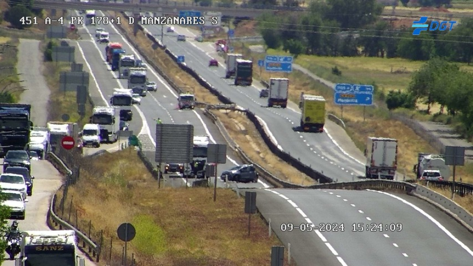 Dos fallecidos en una colisión entre un turismo y un camión. La A4 está cortada en sentido Madrid. Se ha habilitado una vía alternativa por la vía de servicio