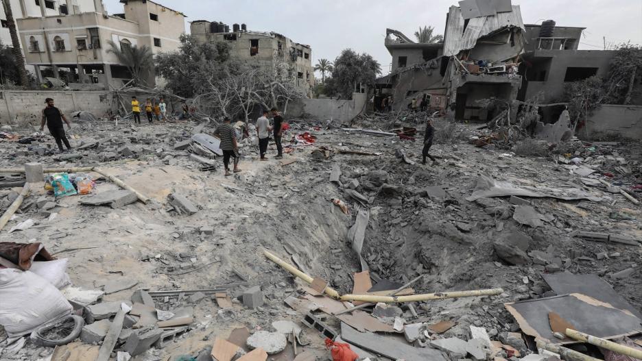 Daños causados por un ataque aéreo israelí en el centro de la Franja de Gaza.