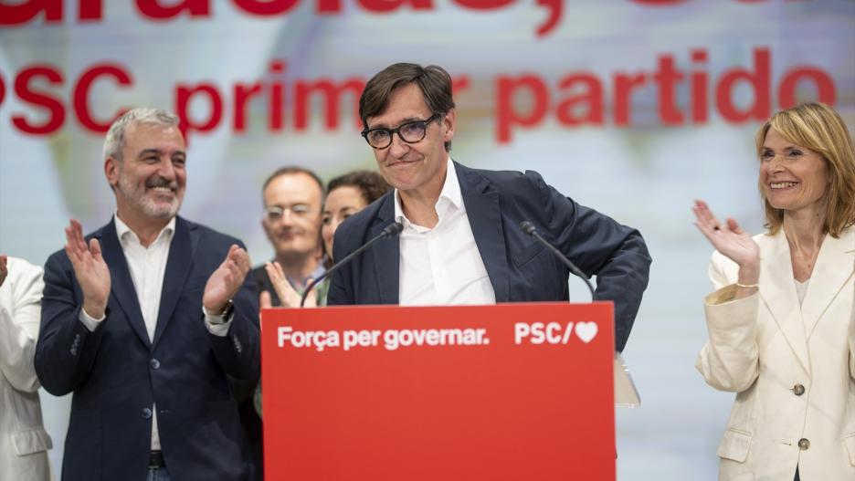 El líder del PSC y candidato del partido a la Presidencia de la Generalitat, Salvador Illa (c), durante el seguimiento de la jornada electoral de elecciones autonómicas de Cataluña, en la sede del PSC, a 12 de mayo de 2024, en Barcelona, Catalunya (España). Casi seis millones de catalanes han sido llamados a las urnas hoy, 12 de mayo, para elegir a su nuevo presidente autonómico para los próximos cuatro años. Hay 135 escaños en juego, en la que será la XIV legislatura de Cataluña, por lo que los candidatos de los diferentes partidos deben alcanzar una mayoría absoluta de 68 escaños para hacerse con la Presidencia.
12 MAYO 2024;BARCELONA;CATALUNYA;ELECCIONES;12M 2024;SEGUIMIENTO RESULTADO ELECTORAL PSC
Lorena Sopêna / Europa Press
12/5/2024