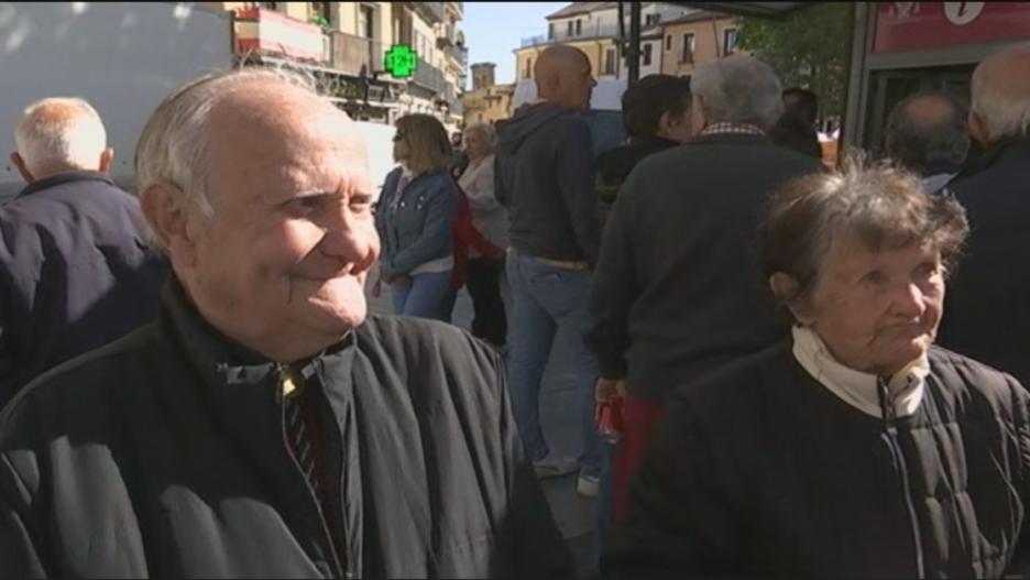 Lucía y su hermano Julio han sido de los primeros en comprar sillas para la procesión del Corpus.