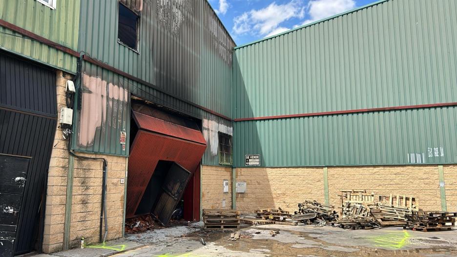 Nave afectada por un incendio en el polígono industrial de Miralcampo de Azuqueca de Henares, Guadalajara.