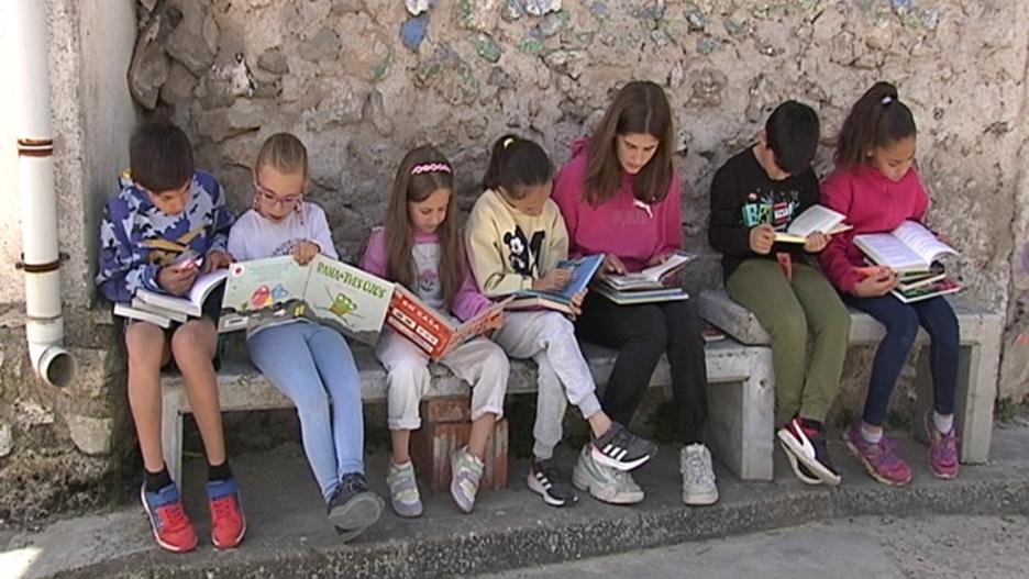 Los niños de Leganiel disfrutan de la lectura de los libros prestados gracias al servicio del bibliobús de Castilla-La Mancha