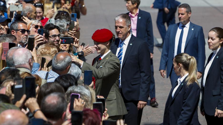 ZARAGOZA, 21/05/2024.- La princesa de Asturias, Leonor de Borbón, saluda al público después de recibir sendos homenajes por parte de las principales instituciones aragonesas y de la ciudad de Zaragoza, este martes en la capital aragonesa. EFE/ Javier Belver