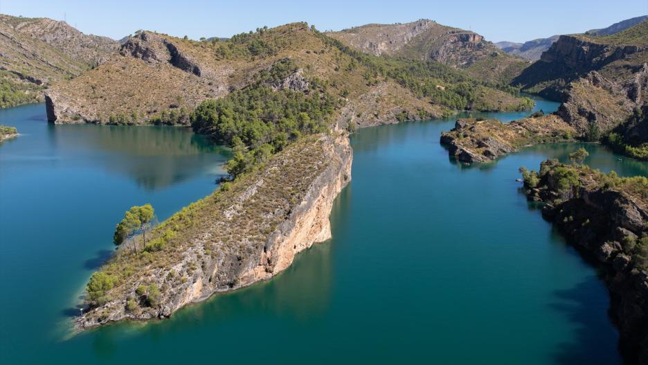 Vista general del pantano de Bolarque, a 20 de agosto, en Guadalajara, Castilla La-Mancha, (España). Este entorno natural turístico en el embalse de Bolarque, donde bañarse y practicar deportes acuáticos como el Kayak, se conoce popularmente como una de las playas de Madrid. En la zona hay además de la playa un Club Náutico privado, el aforo de la playa es de 100 personas. El embalse se encuentra en la sierra de Altomira, entre las provincias de Cuenca y Guadalajara. Se forma en la desembocadura del río Guadiela, que viene del embalse de Buendía, en el río Tajo, que proviene del embalse de Entrepeñas. Este pantano ha disminuido este año, por la sequía y el calor extremo, hasta los 25,36 hectómetros cúbicos de los 31 que tiene de capacidad máxima.
21 AGOSTO 2022;PANTANO;EMBALSE;AGUA;SEQUÍA;NATURALEZA;TURISMO;VERANO;VACACIONES;SOMBRILLA;SOL;CALOR;BAÑO;BAÑADODR
Rafael Bastante / Europa Press
(Foto de ARCHIVO)
21/8/2022