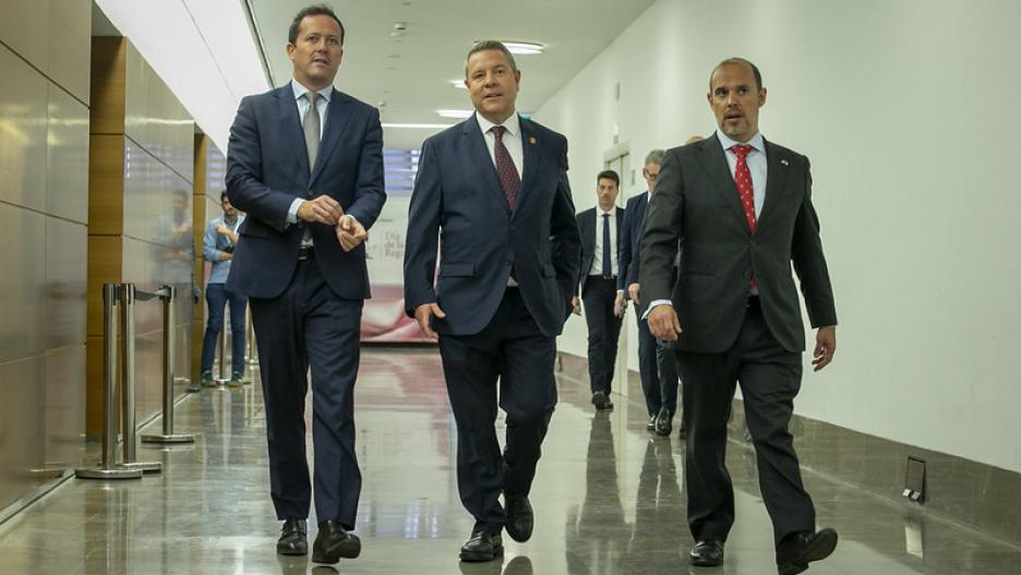 El presidente de Castilla-La Mancha junto al alcalde de Toledo y el presidente de las Cortes a su llegada al Palacio de Congresos