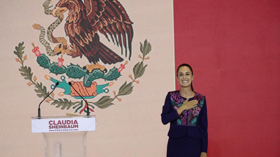 CIUDAD DE MÉXICO, 03/06/2024.- La candidata oficialista a la presidencia de México, Claudia Sheinbaum, durante una conferencia de prensa este lunes en la Ciudad de México (México).