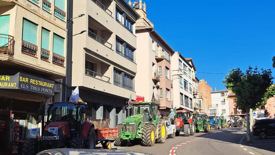 Tractores camino del paso de La Junquera.