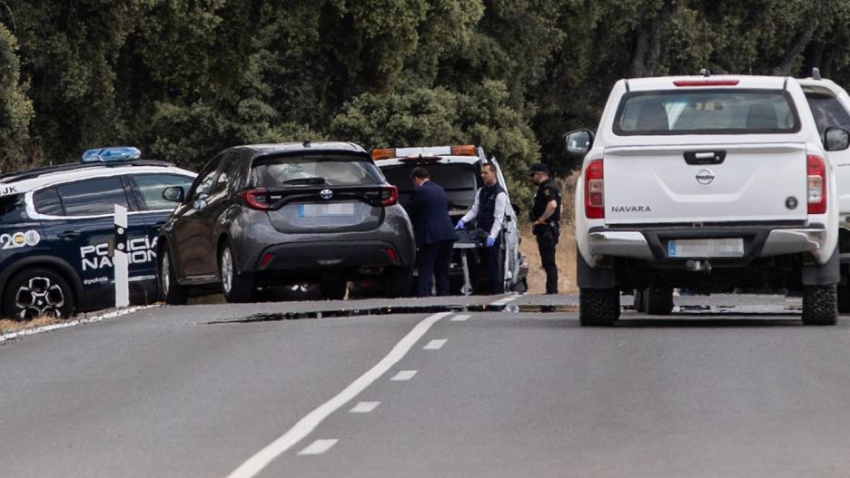 Agentes de la Policía Nacional trabaja en el lugar de los hechos, en el kilómetro 6 de la M-612, en la carretera de Fuencarral-El Pardo, a 4 de junio de 2024, en Madrid (España). El hombre que ha muerto hoy al mediodía en el distrito de Fuencarral es Borja Villacís, hermano de la exvicealcaldesa de Madrid. El varón de 41 años ha sido abatido por una persona desde un vehículo con una pistola del calibre 7,62, que le ha provocado varios tiros en la cabeza y en el tórax. Además, hay otra persona herida que se encontraba con el fallecido a las puertas del restaurante donde ha tenido lugar el suceso. El Grupo V de Homicidios y la policía científica se encuentran investigando los hechos.
04 JUNIO 2024;CRIMEN;DELITO;TIROTEO;CORTE;TRÁFICO;ACCESO;;PIXELADA
Alejandro Martínez Vélez / Europa Press
04/6/2024